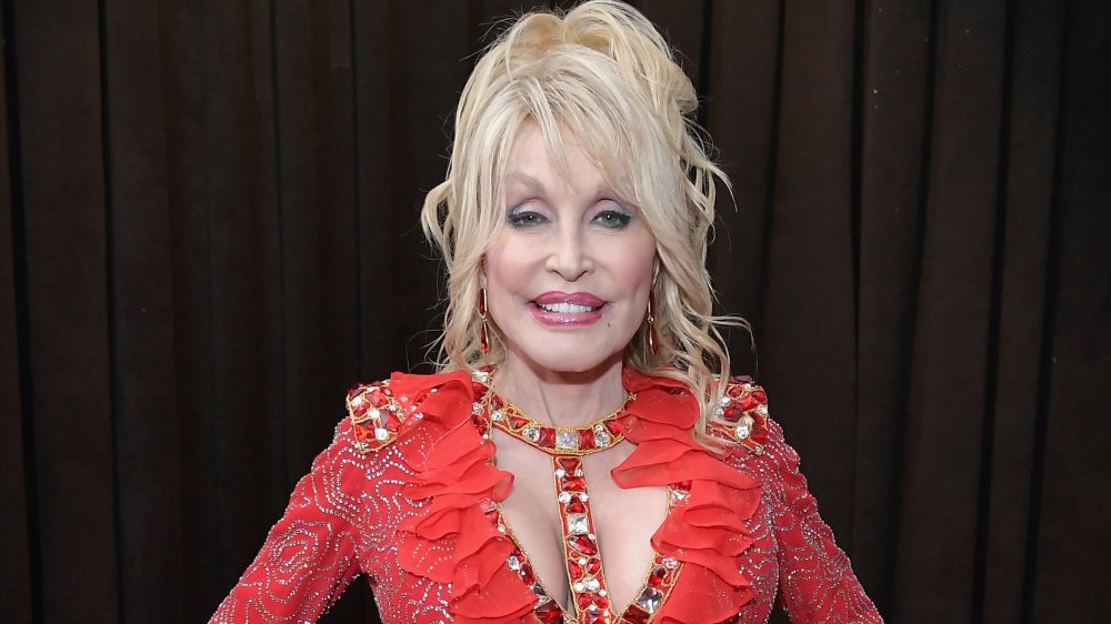 Dolly Parton con un vestido rojo