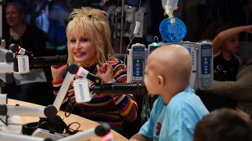 Dolly Parton hablando en un programa de radio