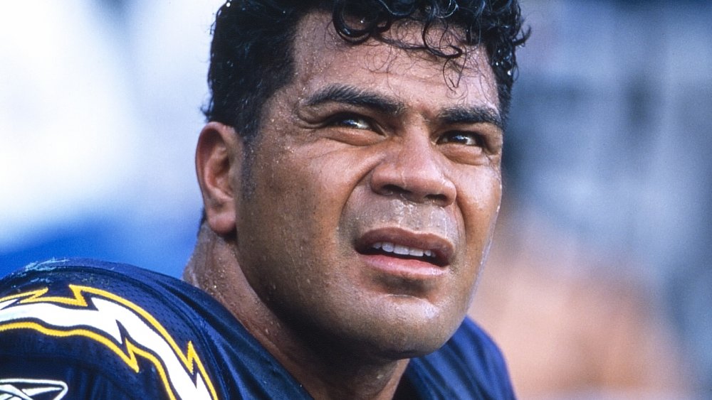 Junior Seau mirando a un lado con una expresión seria durante un partido