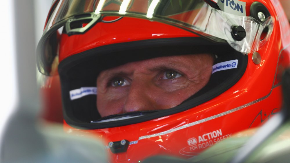 Michael Schumacher con un casco rojo durante una carrera