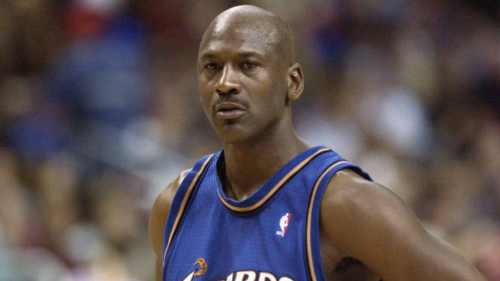 Michael Jordan con un uniforme de los Wizards, luciendo serio durante un partido