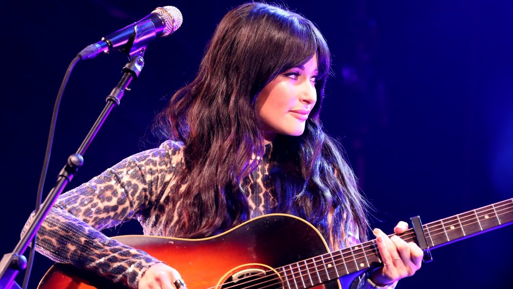 Kacey Musgraves en el escenario con guitarra