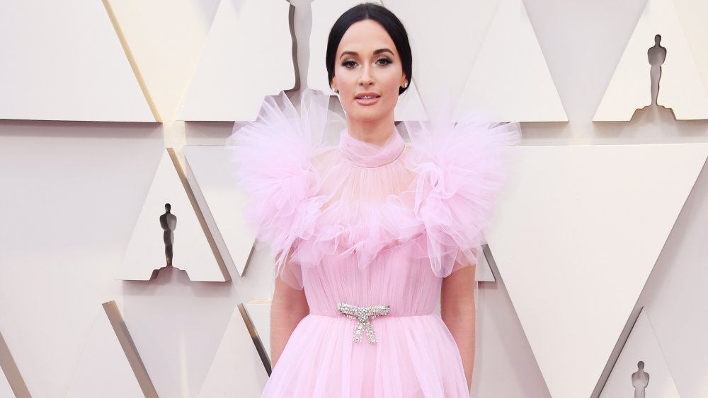 Kacey Musgraves en un vestido de tul rosa