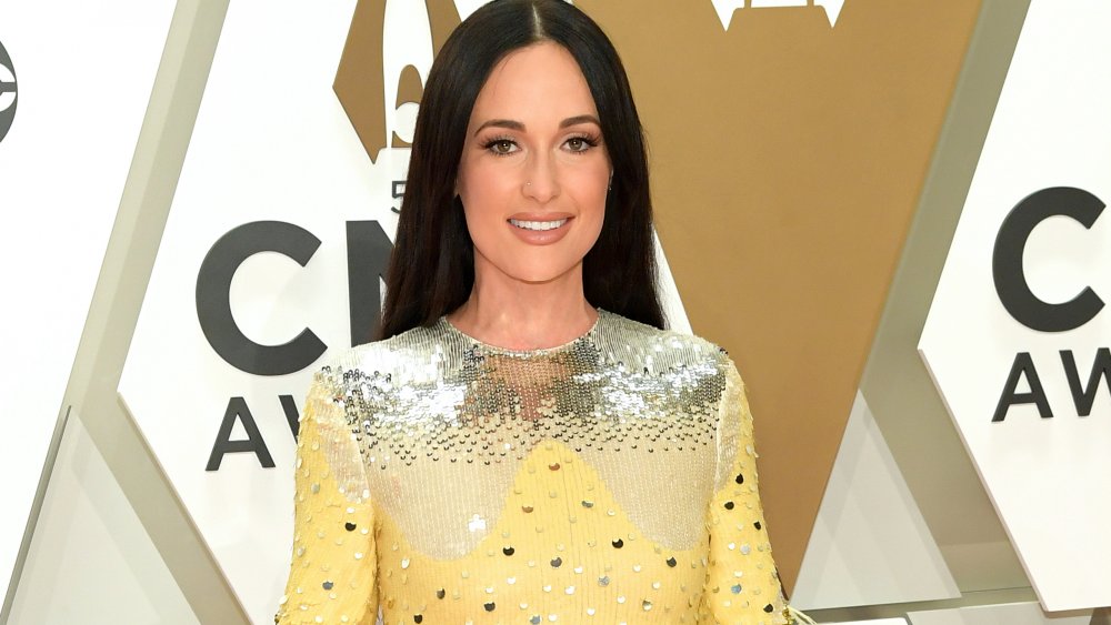 Kacey Musgraves en vestido de lentejuelas en plata y amarillo