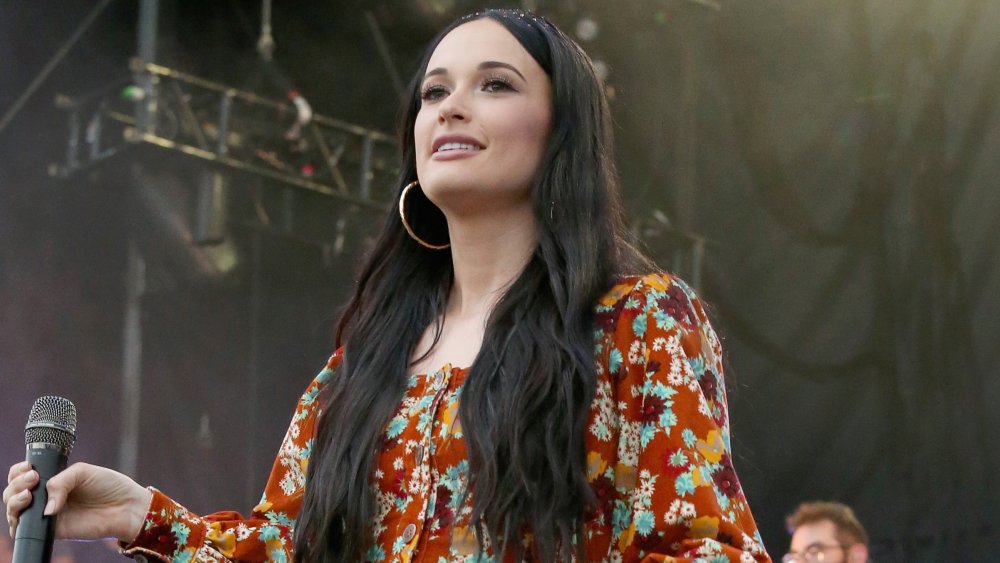 Kacey Musgraves en un vestido floral en el escenario