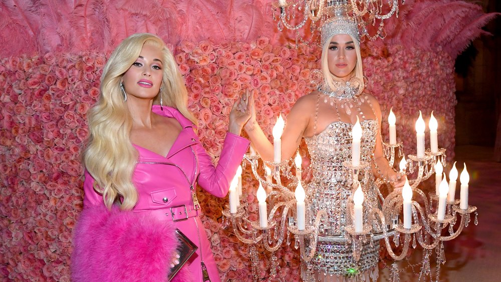 Kacey Musgraves y Katy Perry frente a la pared rosa rosa