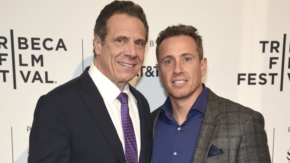 Chris y Andrew Cuomo posando y sonriendo juntos