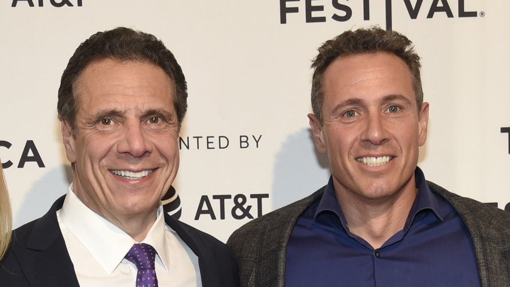 Chris y Andrew Cuomo sonríen