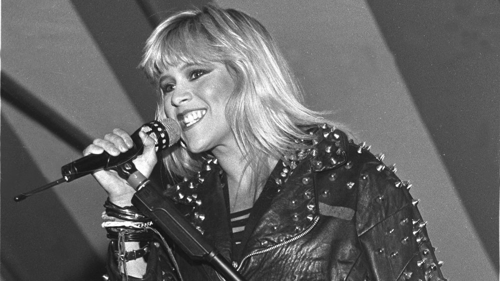 Foto en blanco y negro de Samantha Fox cantando en 1989