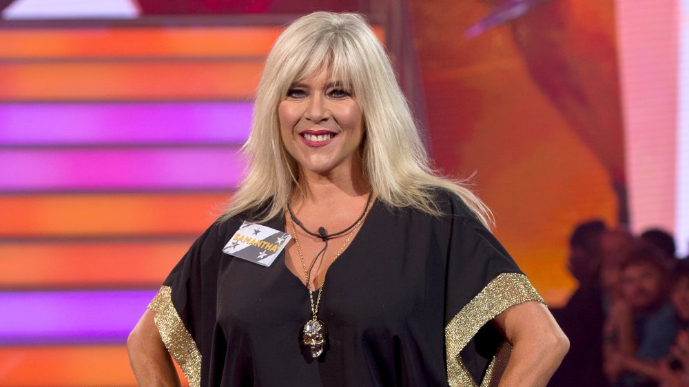 Samantha Fox en un vestido negro y plegable, sonriendo a la Big Brother House