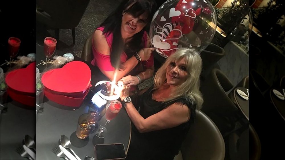 Linda Olsen y Samantha Fox en su compromiso en febrero de 2020