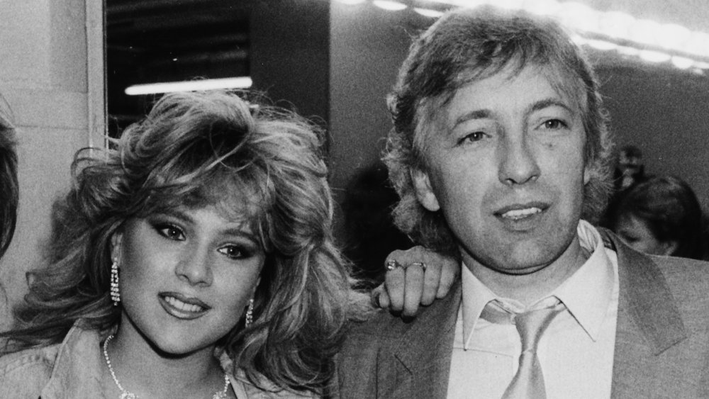 Foto en blanco y negro de Samantha Fox con su padre, John Fox, a finales de los 80