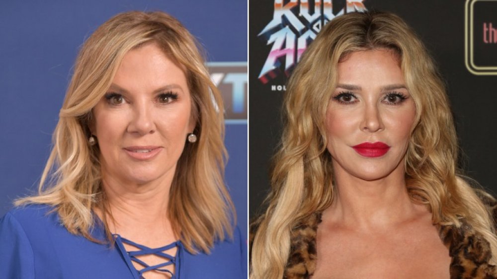 Ramona Singer en Extra en 2019; Brandi Glanville en la noche de apertura de Rock of Ages Hollywood en 2020