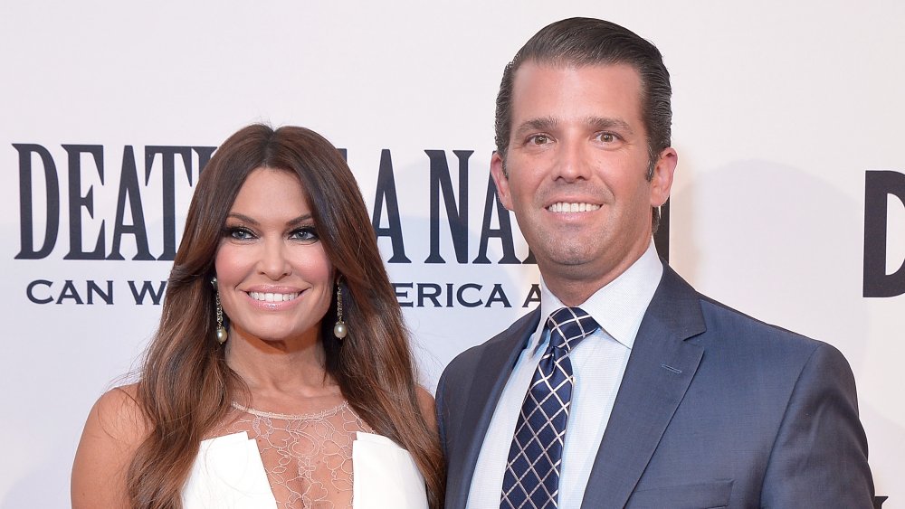 Kimberly Guilfoyle y Donald Trump Jr. posando y sonriendo