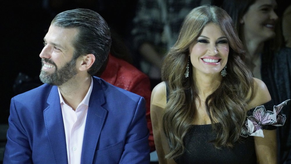 Donald Trump Jr. y Kimberly Guilfoyle se sentaron y sonriendo