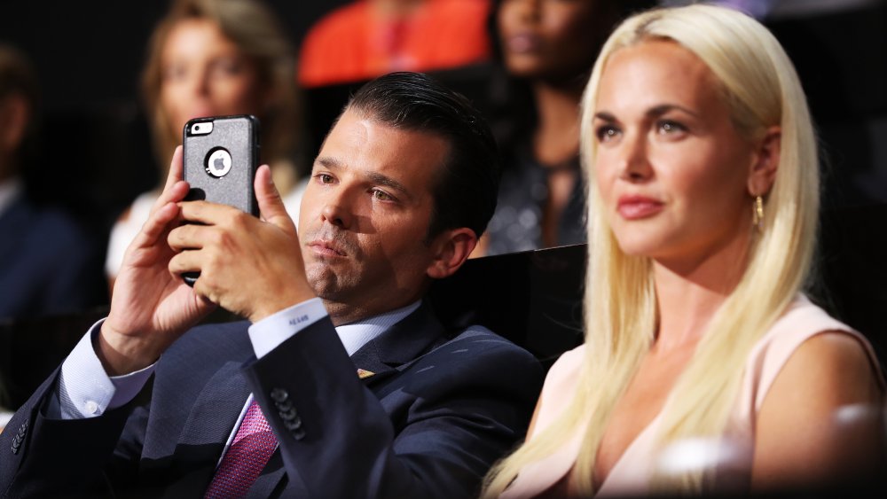 Donald Trump Jr. tomando una foto en su teléfono junto a Vanessa Trump