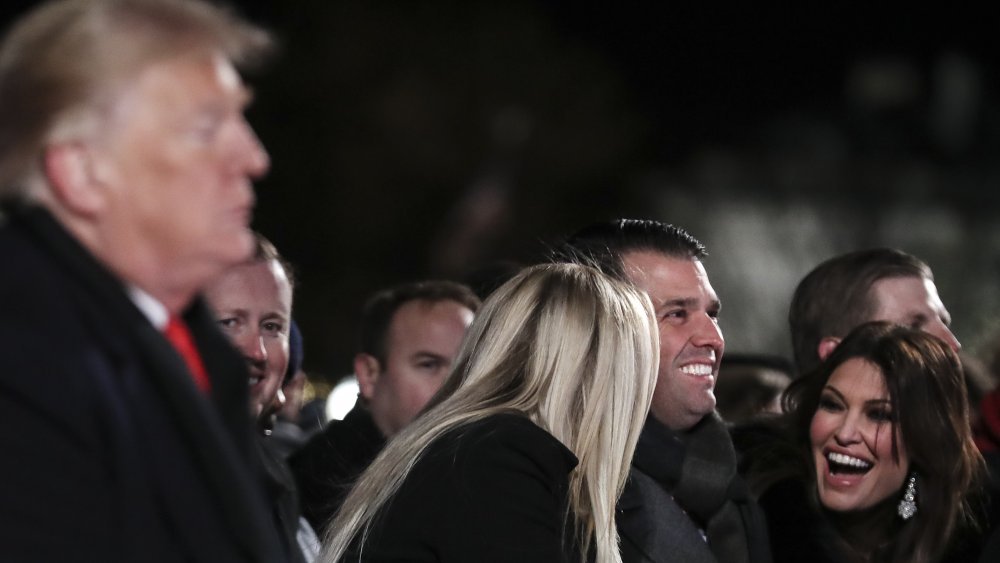 Tiffany Trump, Donald Trump Jr., y Kimberly Guilfoyle todos riendo, el presidente Donald Trump en primer plano