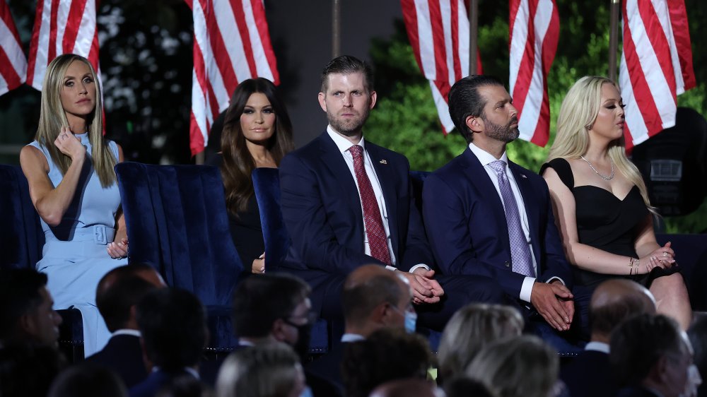 Lara Trump, Kimberly Guilfoyle, Eric Trump, Donald Trump Jr., Tiffany Trump todo en el escenario