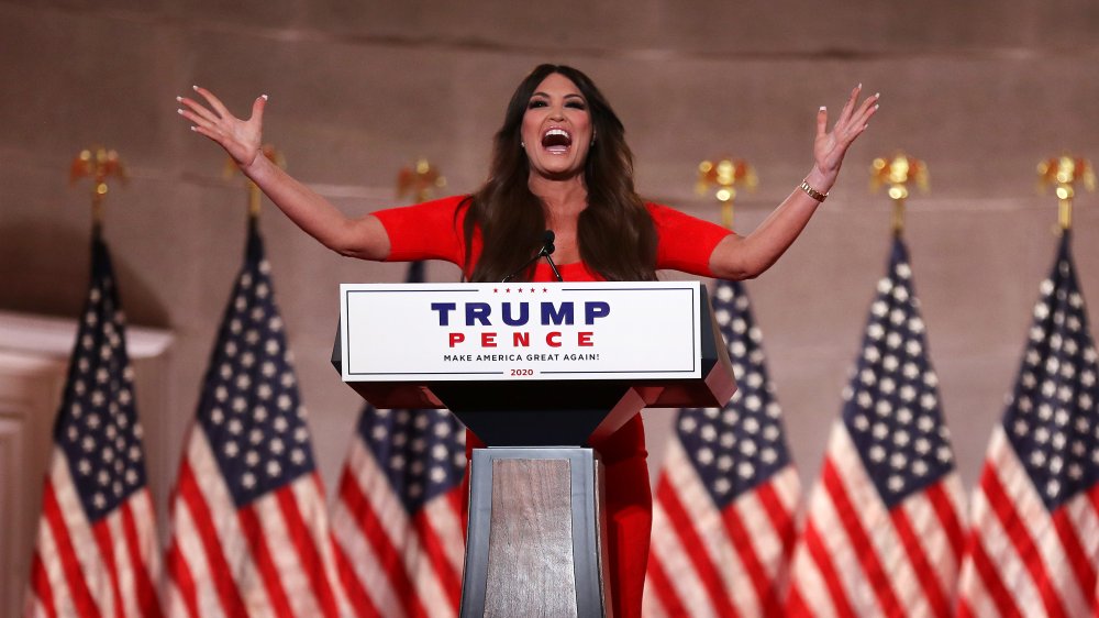 Kimberly Guilfoyle dando su discurso RNC