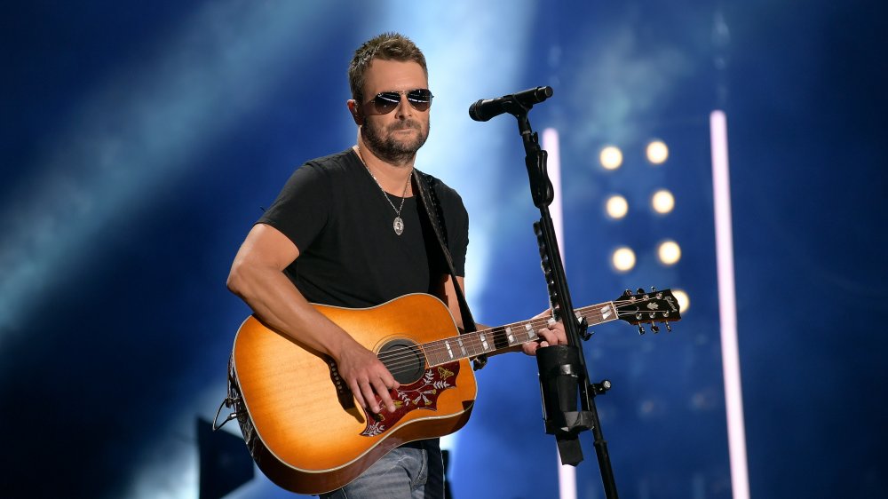 Eric Church con una guitarra en el escenario