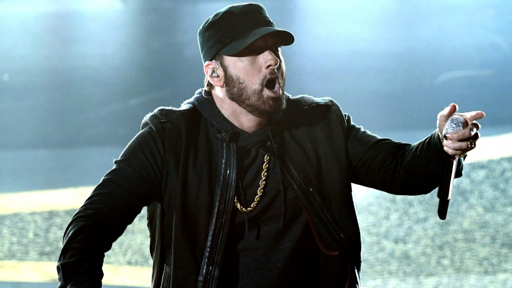 Eminem, boca agog, en el escenario