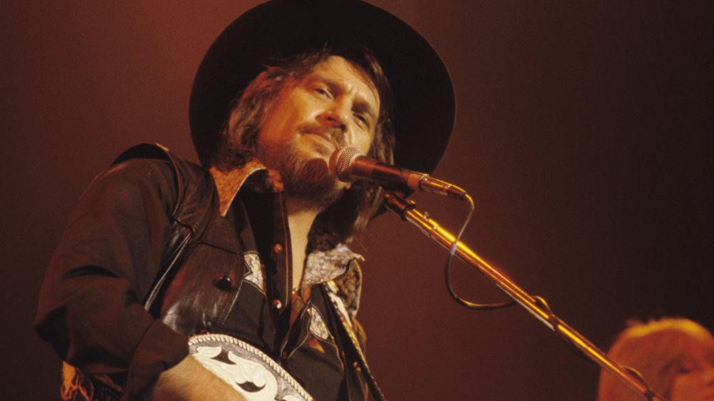 Waylon Jennings con sombrero de vaquero en el escenario