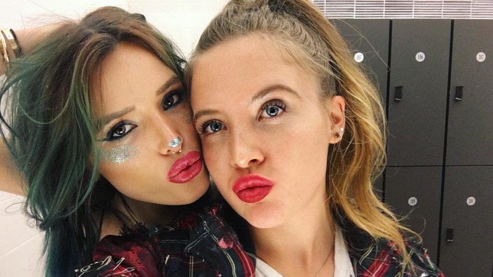 Bella Thorne y Bella Pendergast posando para un selfie