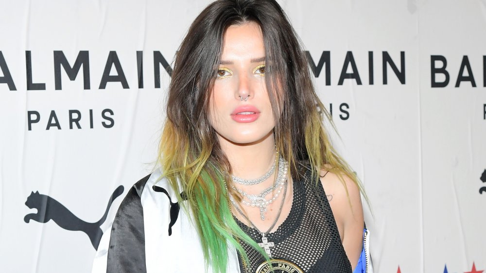 Bella Thorne con el pelo teñido de verde y rubio