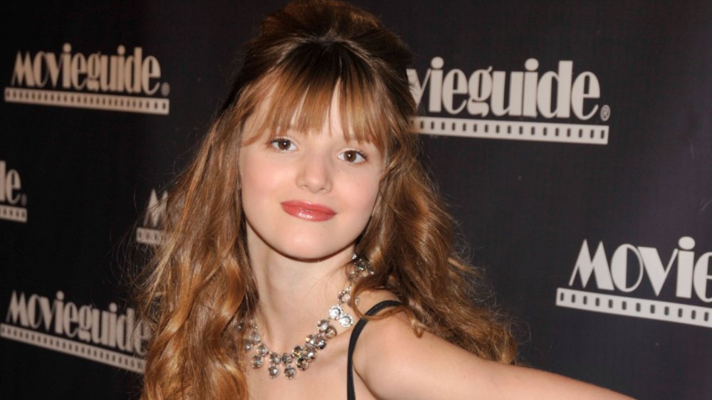 joven Bella Thorne con flequillo y un collar de plata