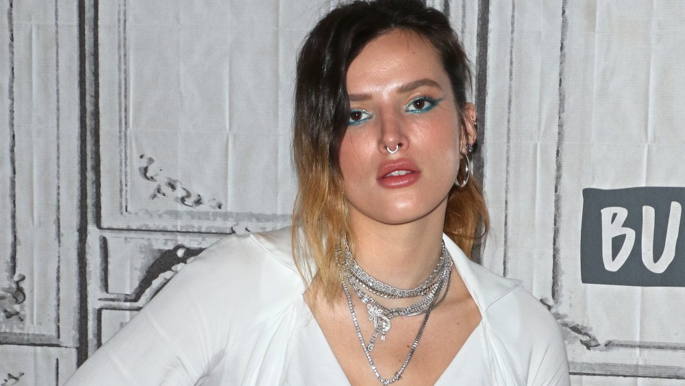 Bella Thorne con sombra de ojos azul y collares de plata