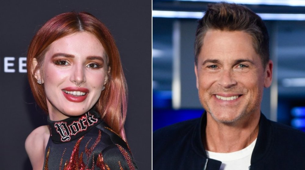 Bella Thorne con el pelo quemado y maquillaje a juego, Rob Lowe sonriendo en chaqueta bomber negra (imagen dividida)