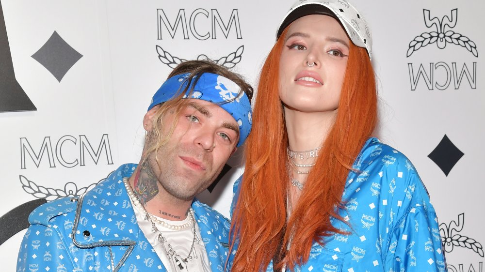 Mod Sun y Bella Thorne en chaquetas azules MCM a juego