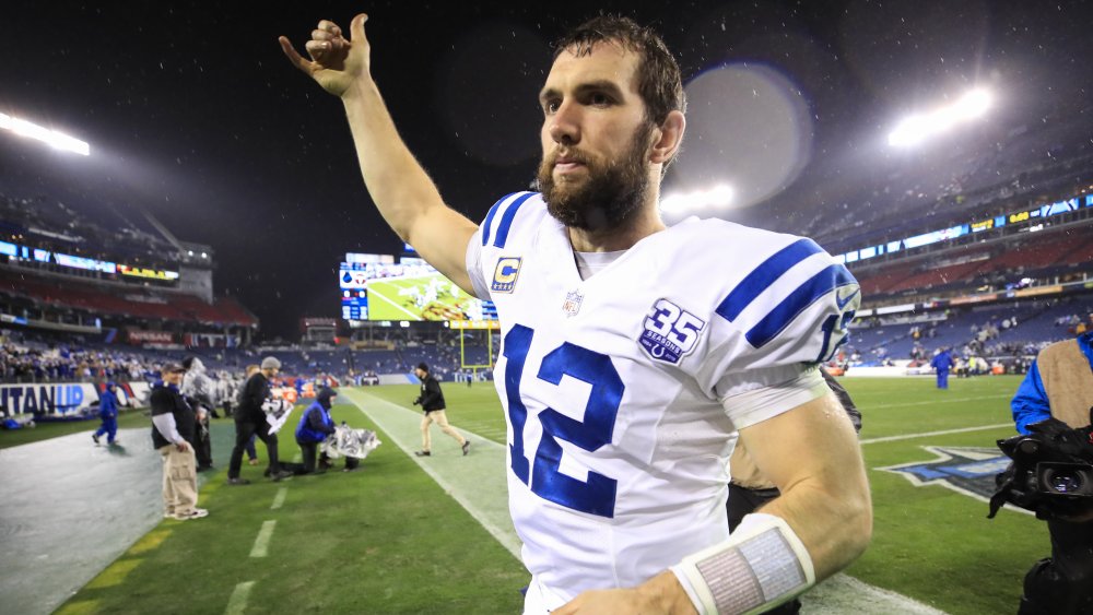 Andrew Luck caminando fuera del campo de fútbol