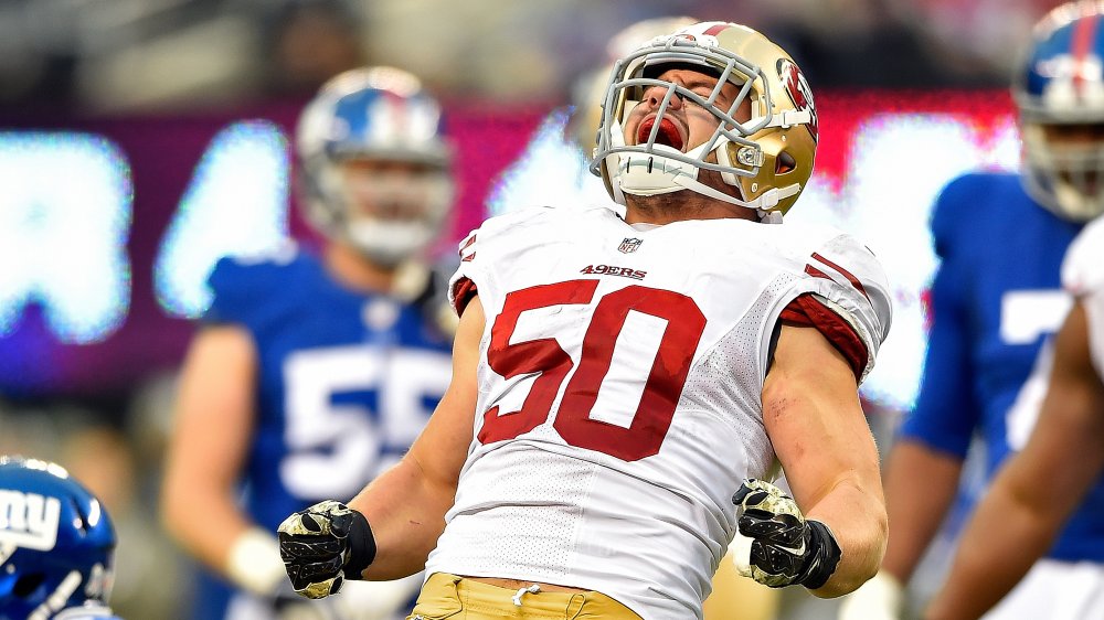 Chris Borland gritando en el aire mientras celebra en el campo