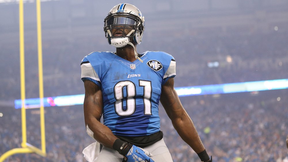 Calvin Johnson haciendo una pose mientras celebra en el campo