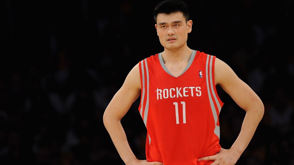 Yao Ming de pie con las manos en las caderas en la cancha