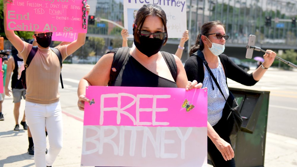 #FreeBritney manifestantes en el tribunal del centro de Los Angeles en 2020