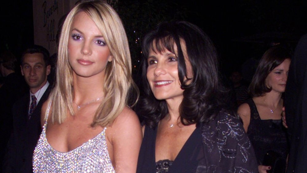 Britney Spears y Lynne Spears en la fiesta de los premios pre-Grammy en 2001