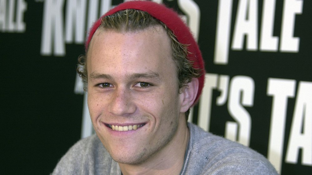 Heath Ledger con un sombrero rojo, sonriendo