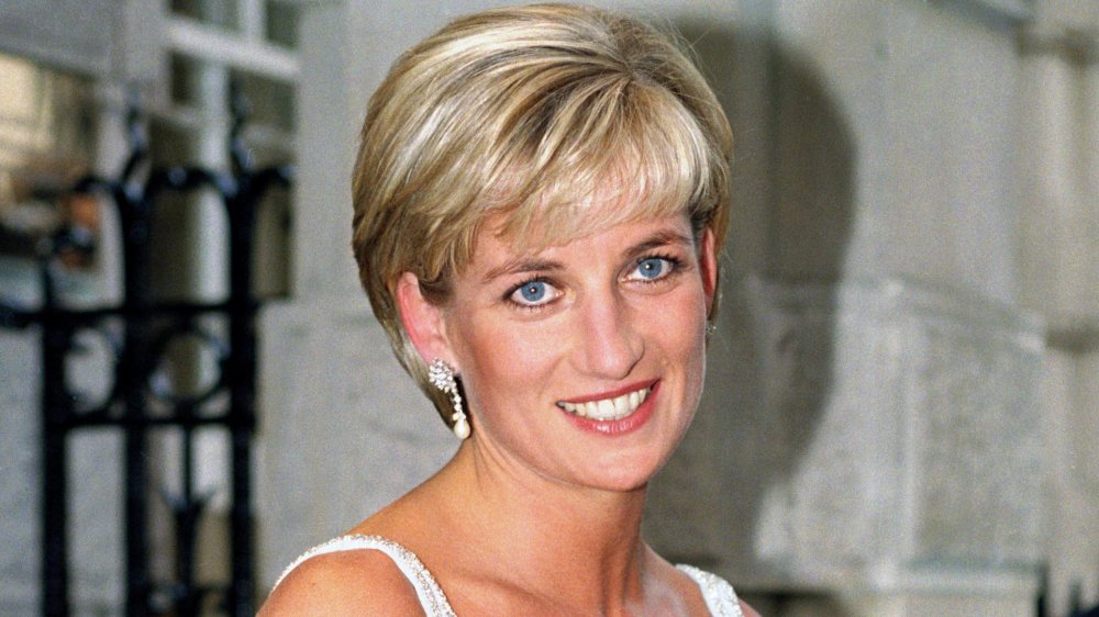 Princesa Diana con aretes de diamantes y perlas