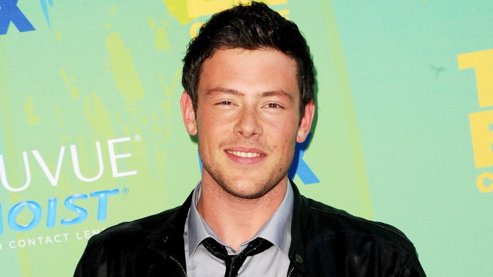 Cory Monteith con una chaqueta de cuero, sonriendo