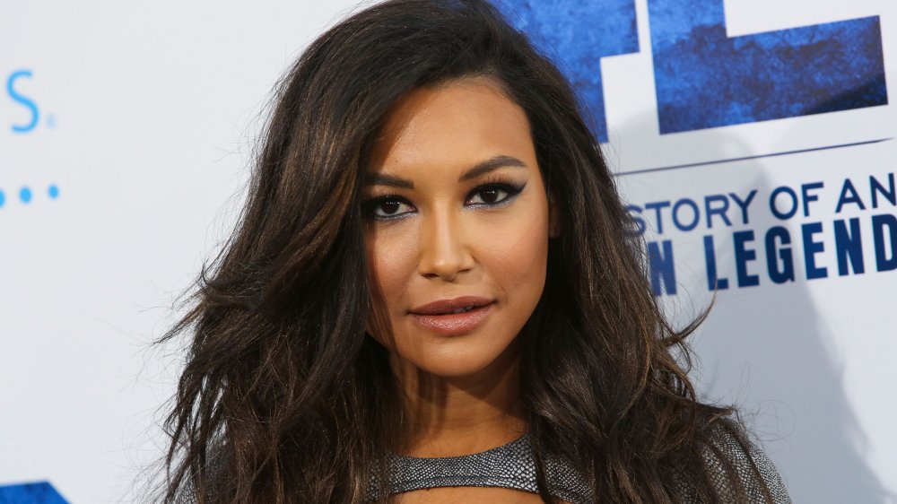 Naya Rivera con sombra de ojos azul y vestido plateado