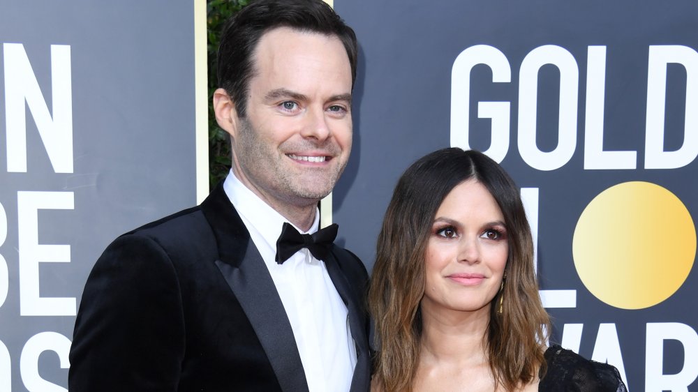 Bill Hader y Rachel Bilson sonriendo a los Globos de Oro