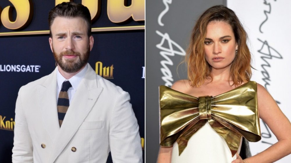 Chris Evans con un traje blanco y Lily James con gran lazo de oro en su vestido