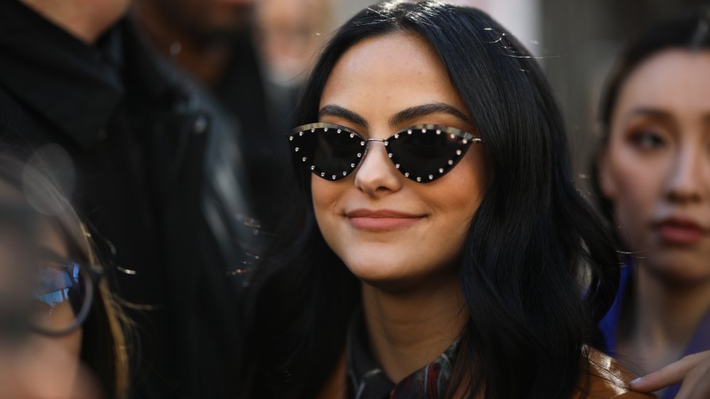 Camila Mendes con gafas de sol con tachuelas