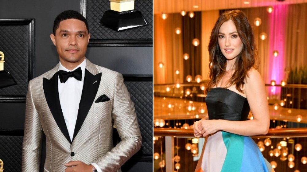 Trevor Noah con traje plateado y Minka Kelly con falda azul