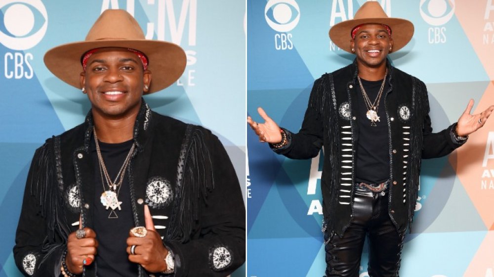 Jimmie Allen en sombrero de ala ancha marrón y conjunto negro