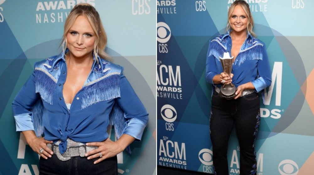 Miranda Lambert en un top azul con un poco de flecos