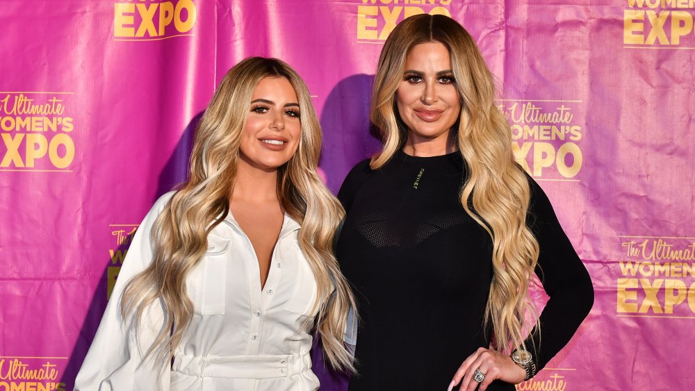 Brielle Biermann & Kim Biermann frente a la pared rosa