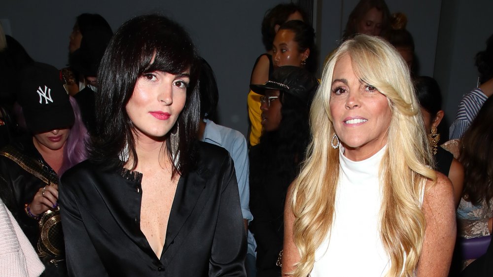 Aliana Lohan & Dina Lohan sentada en un espectáculo